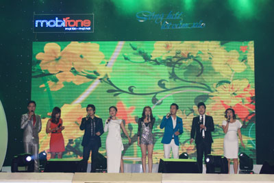 ác ca sĩ trong tiết mục biểu diễn kết thúc chương trình.