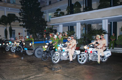  Các lực lượng Công an TP. Nha Trang đồng loạt ra quân lúc 0 giờ ngày 16-12.