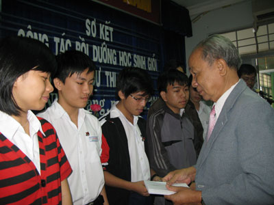 Ông Bùi Hồng Thái - nguyên Bí thư Tỉnh ủy khen thưởng cho các học sinh trong đội tuyển học sinh giỏi