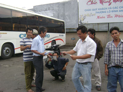 Nhân viên của Bến xe phía Nam TP. Nha Trang phát tờ rơi tuyên truyền cho các lái xe, phụ xe.