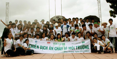 Các tình nguyện viên CLB C4E Khánh Hòa trong chiến dịch hưởng ứng ngày hành động vì biến đổi khí hậu.