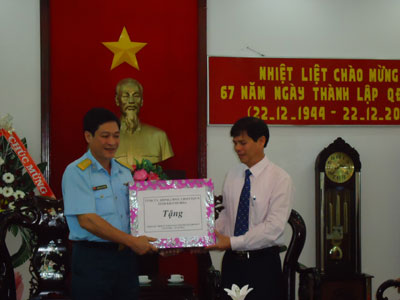 Đồng chí Nguyễn Tấn Tuân - Phó Bí thư Thường trực tỉnh ủy, Trưởng đoàn Đại biểu Quốc hội tỉnh tặng quà cho Trường Sĩ quan Không quân.