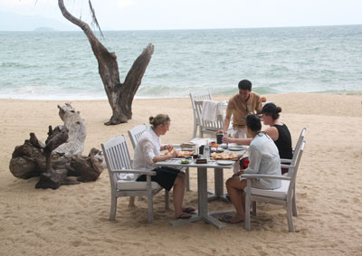 Khách du lịch quốc tế thưởng thức ẩm thực ngay tại bãi biển phía trước Khu nghỉ mát Ana Mandara.