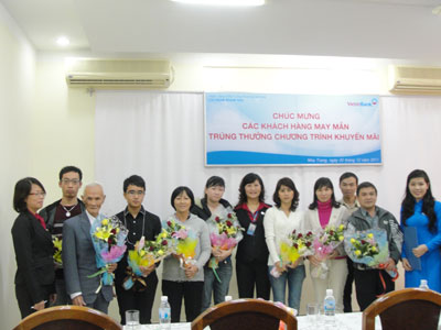 Trao giải cho khách hàng trúng thưởng