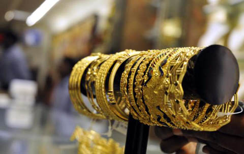 Giá vàng thế giới tăng mạnh, trong nước lao dốc