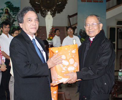 Ông Trần Văn Mãnh - Phó Chủ tịch UBMTTQ Việt Nam tỉnh (bìa trái) tặng quà Giám mục Nguyễn Văn Hòa - nguyên Giám mục chính Giáo phận Nha Trang.