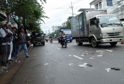 Lao vào xe tải gây tai nạn