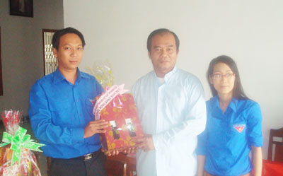 Đại diện Hội Liên hiệp Thanh niên Việt Nam tỉnh trao quà cho Linh mục Giáo xứ Hòa Nghĩa (thị trấn Cam Đức, huyện Cam Lâm)