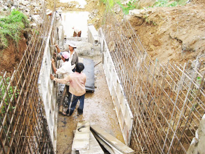 Thi công hệ thống kênh tưới.