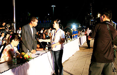 Phóng viên KTV tác nghiệp trong một sự kiện tại Festival Biển 2011.