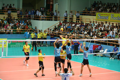 Đội chủ nhà tiến gần hơn đến giấc mơ lịch sử