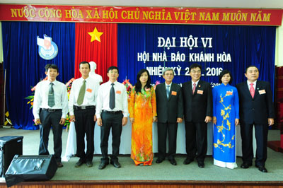 Ban Chấp hành Hội Nhà báo tỉnh khóa VI, nhiệm kỳ 2011 - 2016 ra mắt đại hội. 