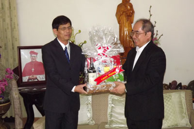 Đồng chí Nguyễn Tấn Tuân - Phó Bí thư Thường trực Tỉnh ủy, Trưởng Đoàn đại biểu Quốc hội tỉnh tặng quà tại Tòa Giám mục Giáo phận Nha Trang.