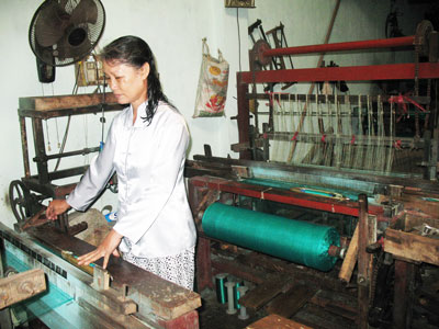  Chị Cách đang dệt lưới trủ tại nhà riêng của mình