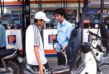 Tiếp tục giữ giá xăng dầu, giảm mức trích quỹ bình ổn