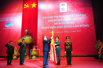 Phó Thủ tướng Nguyễn Thiện Nhân gắn danh hiệu Anh hùng lao động lên lá cờ  truyền thống của Công ty Viễn thông Viettel.