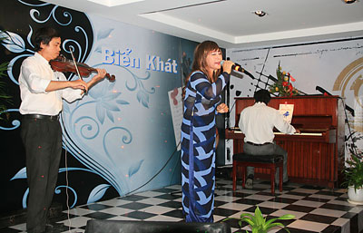 Ca si Ân Nam hát tại tụ điểm ca nhạc 