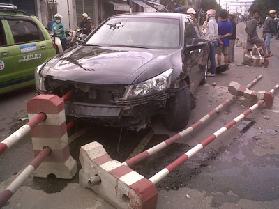 Xe hơi tự đâm vào dải phân cách