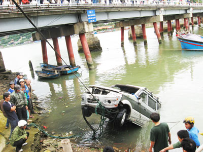 Đạp phanh nhầm chân ga, ô tô lao xuống sông