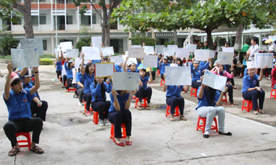 Trò chơi “Rung chuông vàng”, thi tìm hiểu luật an toàn giao thông giữa HS của các trường THPT trên địa bàn thành phố.