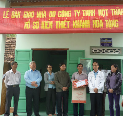  Đại diện Công ty TNHH một thành viên Xổ số kiến thiết Khánh Hòa bàn giao nhà cho gia đình ông Huỳnh Mãnh (thôn Bình Sơn, xã Ninh Thọ, thị xã Ninh Hòa).