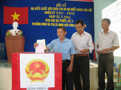 Người dân thực hiện quyền bẩu cử của mình