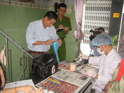 Đoàn thanh tra liên ngành đang kiểm tra một cơ sở sản xuất nem trên đường Nguyễn Thiện Thuật (Nha Trang).