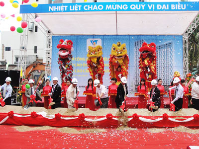 Các đồng chí lãnh đạo tiến hành nghi thức khởi công xây dựng công trình.