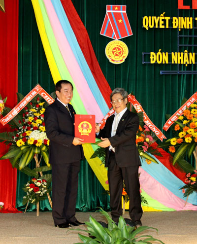 Đồng chí Lê Xuân Thân, Phó Chủ tịch UBND tỉnh trao Quyết định thành lập Trường Cao đẳng nghề Du lịch Nha Trang cho hiệu trưởng nhà trường.