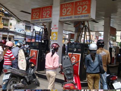 Hiện có nhiều ý kiến cho rằng chất lượng xăng dầu là nguyên nhân gây nên các sự cố cháy phương tiện giao thông.  Ảnh minh họa.