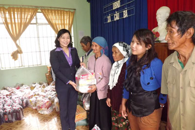 Đại diện các đơn vị đỡ đầu trao quà Tết cho bà con nhân dân xã Cầu Bà.