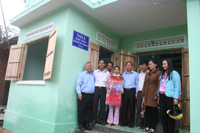 Lãnh đạo Công ty TNHH một thành viên Xổ số kiến thiết trao nhà tình nghĩa cho các hộ nghèo ở huyện Diên Khánh.