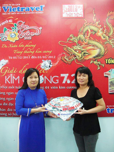 Bà Nguyễn Hoàng Mỹ Khánh - Phó Giám đốc Chi nhánh Vietravel tại Nha Trang trao viên kim cương cho khách hàng.