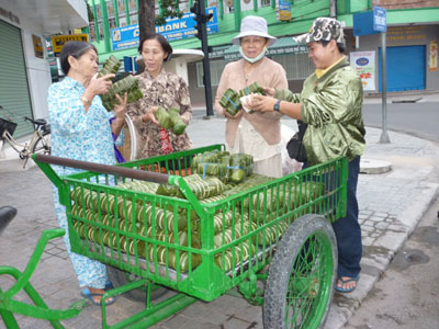 Bánh chưng, bánh tét - món ăn không thể thiếu trong dịp Tết.