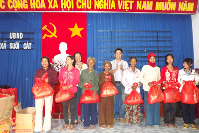 Đại diện các đơn vị trao quà Tết cho các đối tượng chính sách và hộ nghèo xã Suối Cát, Cam Lâm