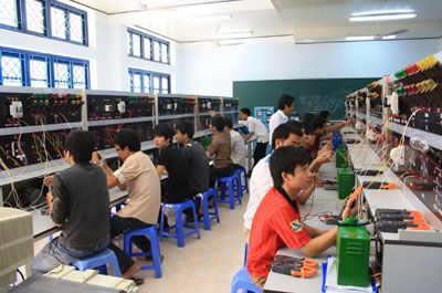 Sinh viên Trường Đại học Nha Trang thực hành kỹ thuật điện