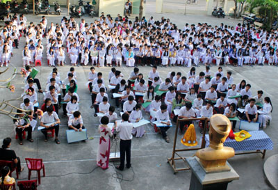 Học sinh Trường Trung học phổ thông chuyên Lê Quý Đôn trong giờ học ngoại khóa