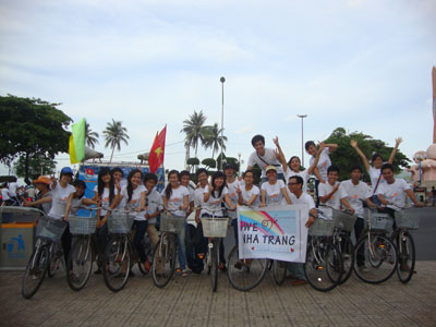 Thành viên nhóm We love Nha Trang đạp xe vì môi trường trong dịp Festival Biển 2011.