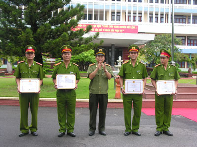 Ban Giám đốc Công an tỉnh khen thưởng đột xuất cho tập thể Phòng PC 52 trong vụ bắt siêu lừa Bùi Thị Thu Hằng.