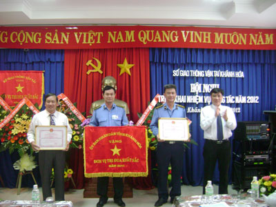 Đồng chí Lê Đức Vinh - Ủy viên Thường vụ Tỉnh ủy, Phó Chủ tịch UBND tỉnh trao Cờ thi đua xuất sắc và bằng khen của UBND tỉnh cho các đơn vị. 