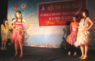 thoi trang: Màn trình diễn “Thời trang áo mưa” của lớp May K4, K5 Trường Cao đẳng Nghề Nha Trang.