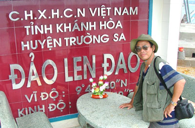 Tác giả Lê Bá Dương tại đảo Len Đao năm 2003.