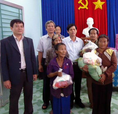 Thăm, tặng quà Tết cho nhân dân trong tỉnh