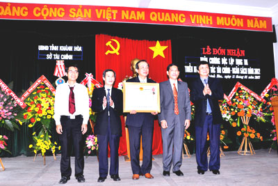 hừa ủy quyền của Chủ tịch nước, đồng chí Trần Sơn Hải - Ủy viên Ban Thường vụ Tỉnh ủy, Phó Chủ tịch Thường trực UBND tỉnh trao Huân chương Độc lập hạng Ba cho Sở Tài chính