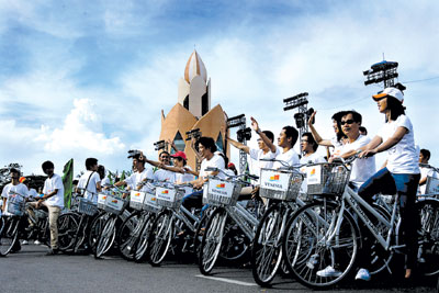 Trong Festival Biển Nha Trang 2011, rất nhiều người dân địa phương và du khách sử dụng áo thun do Ha Quang Land tài trợ để góp phần quảng bá hình ảnh Nha Trang – Khánh Hòa.  