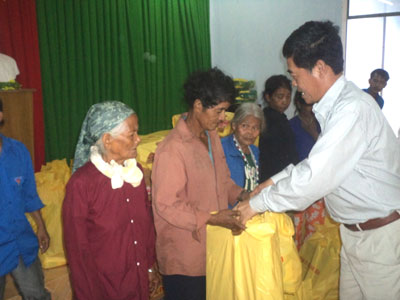 Đồng chí Lê Thanh Quang - Ủy viên Trung ương Đảng, Bí thư Tỉnh ủy, Chủ tịch HĐND tỉnh tặng quà cho các hộ chính sách tại Thành Sơn. 