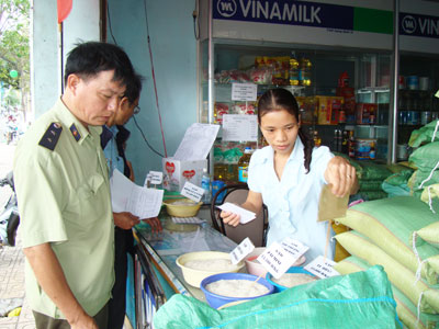 Đoàn kiểm tra bình ổn giá tiến hành kiểm tra tại Công ty Cổ phần Lương thực Nam Trung bộ Chi nhánh Khánh Hòa (36 Lê Thánh Tôn, Nha Trang).