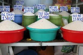 Giá gạo thường giảm, gạo ngon tăng nhẹ
