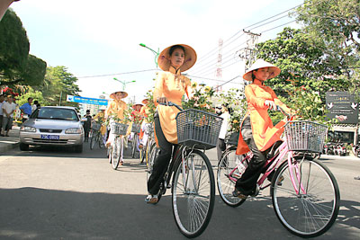 Các thiếu nữ của XQ Nha Trang sử quán trong lễ hội “Thời trang hoa hồng”.