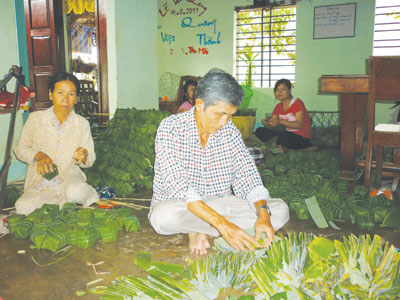 Những người thợ làng nem Ninh Hiệp đang tất bật hoàn thành những công đoạn cuối cùng để cung cấp sản phẩm ra thị trường.